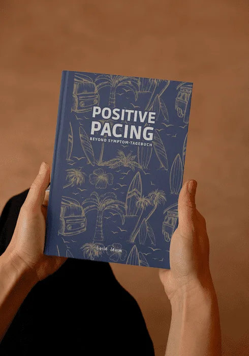 Positive Pacing Symptomtagebuch in den Händen einer Frau